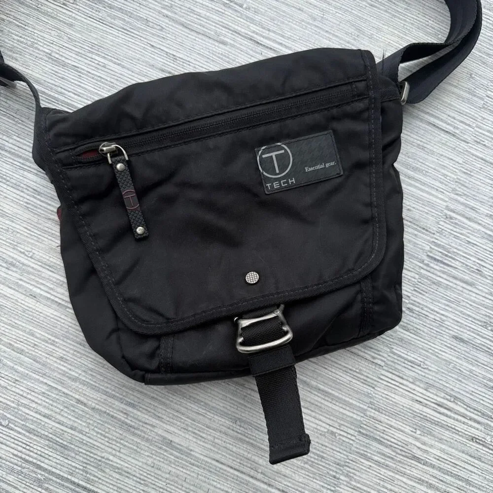 T-Tech by Tumi Black Nylon Small Crossbody Travel Messenger Bag 57501D